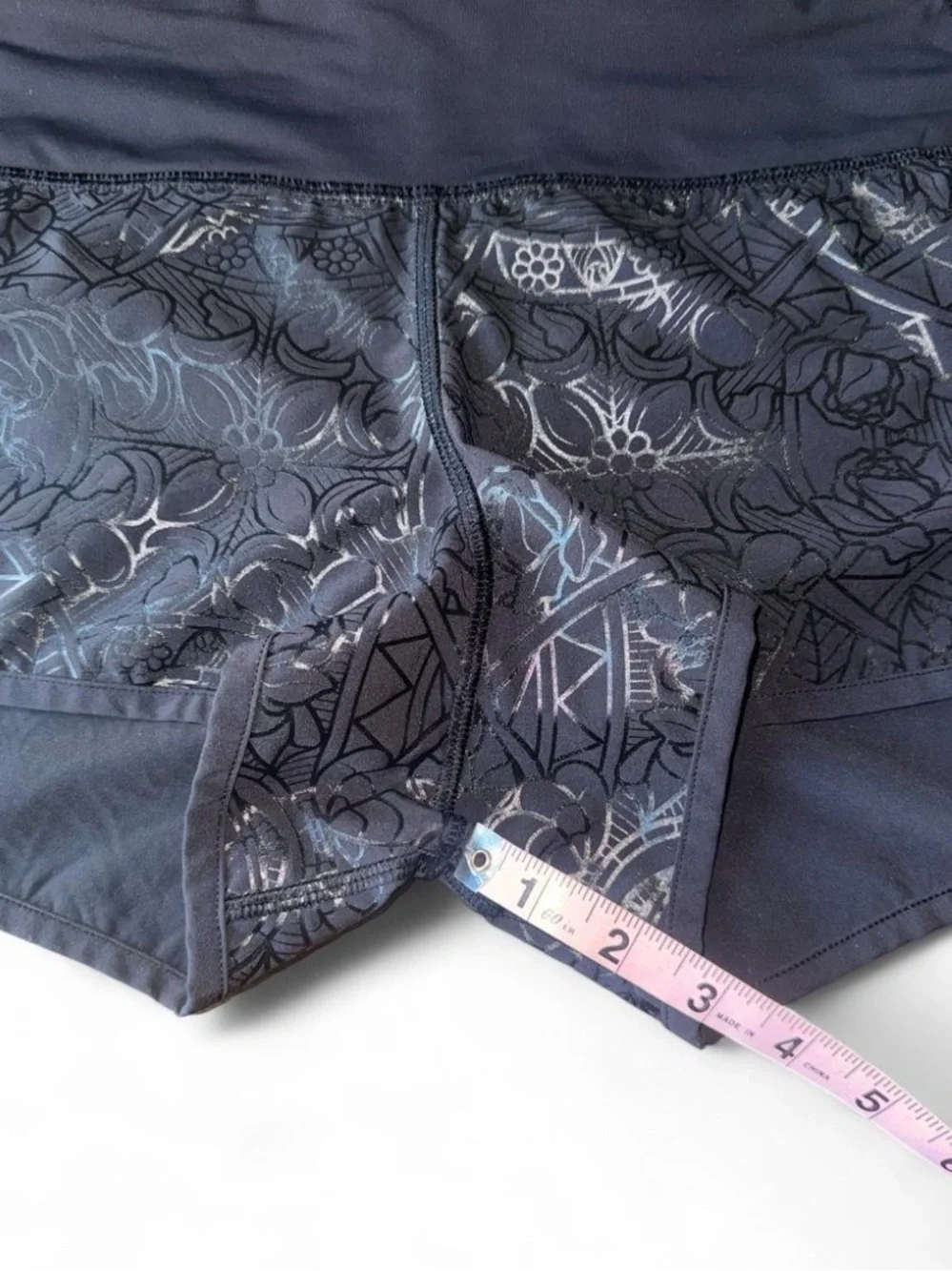 lululemon Athletica Run Speed Short 2-way Stretch Black w abstract line pattern